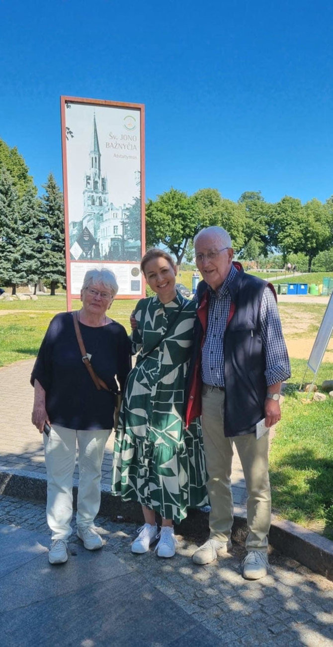 Asmeninio albumo nuotr/Edita Valinčienė (centre) su Dieteris ir Ingeborda Scheidai