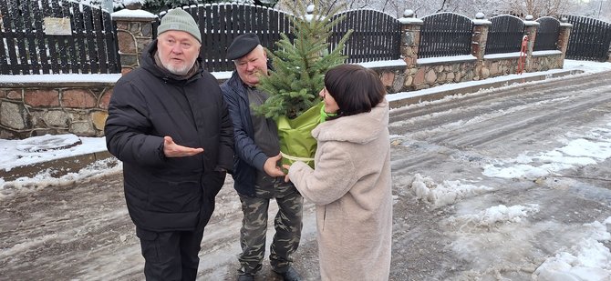 Kretingos raj. savivaldybės nuotr./Eglę padovanojusiems kretingiškiams įteiktas eglutės sodinukas