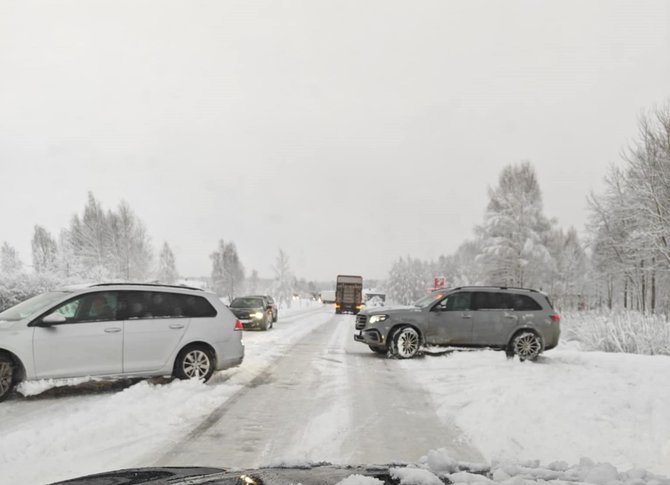 15min.lt skaitytojo nuotr./Plungės gyventojai praneša apie itin sudėtingas eismo sąlygas