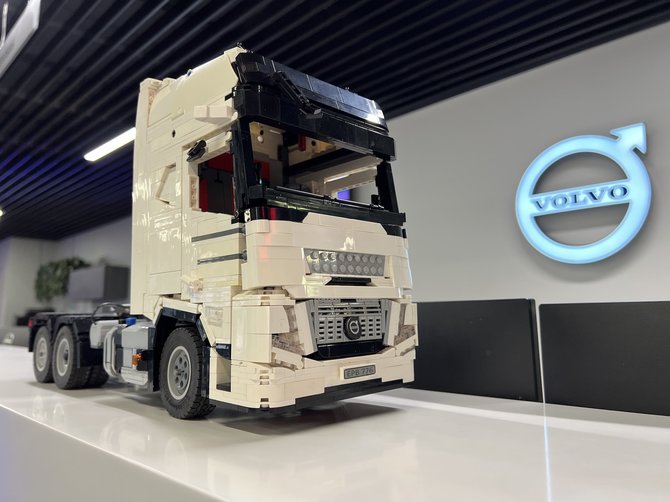 Asmeninio albumo nuotr./Iš LEGO kaladėlių sukonstruotas „Volvo FH Aero“ vilkikas