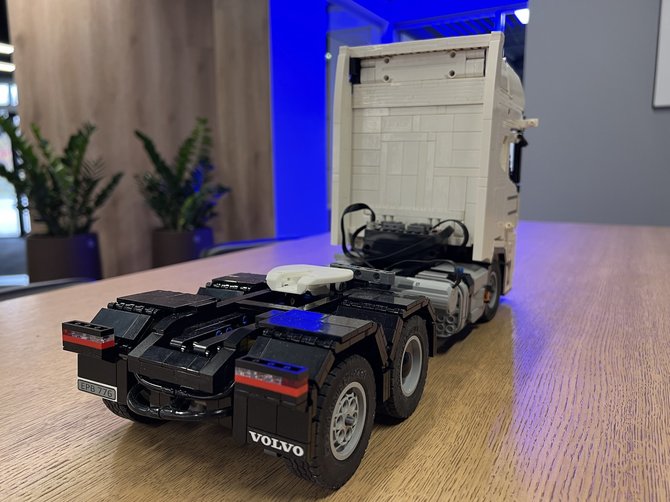 Asmeninio albumo nuotr./Iš LEGO kaladėlių sukonstruotas „Volvo FH Aero“ vilkikas