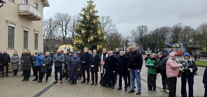 Palangos miesto savivaldybės nuotr./Pirmadienį Kurhauzo fasadą papuošė garsiosios giminės herbas. 