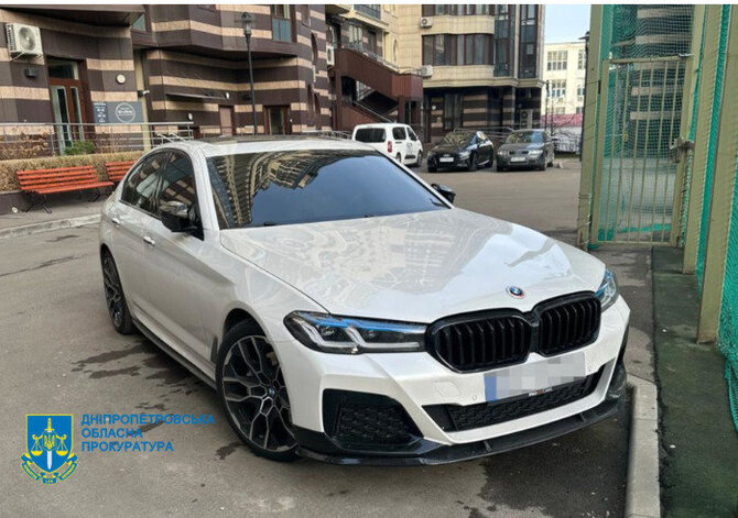 Dnipropetrovsko apygardos prokuratūros nuotr./Per kratas buvo rasta ir automobilių