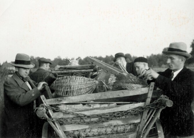 Igno Končiaus nuotr./Kretingos muziejaus etnografinės ekspedicijos dalyviai krauna į vežimą įsigytas muziejines vertybes. 1936 m.
