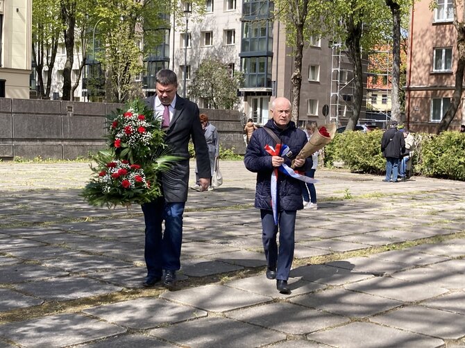 Aurelijos Jašinskienės / 15min.lt nuotr./Buvę konsulato darbuotojai, atnešę vainiką ir Rusijos vėliavą, susilaukė plojimų
