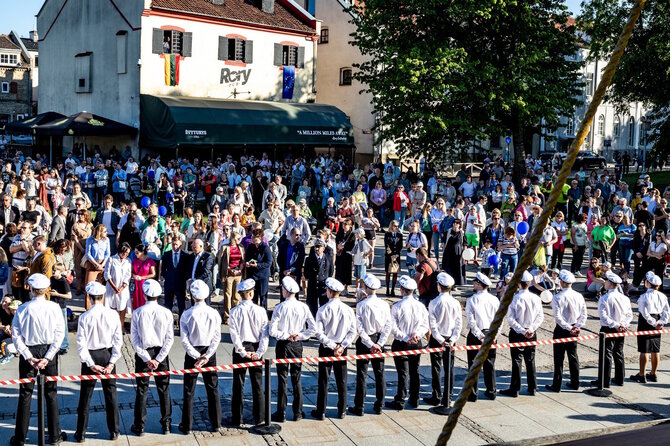 Organizatorių nuotr./Burių pakėlimo ceremonija prie „Meridiano“