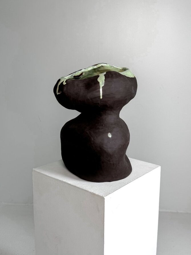Asmeninio albumo nuotr./S. Česnauskytė „Moteris“. 33x25 cm, juoda akmens masė, glazūra, 2025