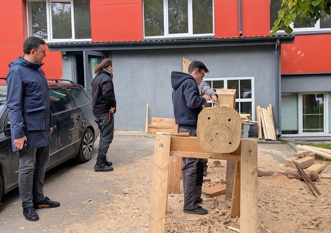 Telšių rajono savivaldybės nuotr./Atnaujinamas koplytstulpis