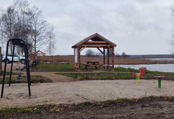 Kretingos raj. savivaldybės nuotr./Sutvarkyta Lazdininkų tvenkinio pakrantė