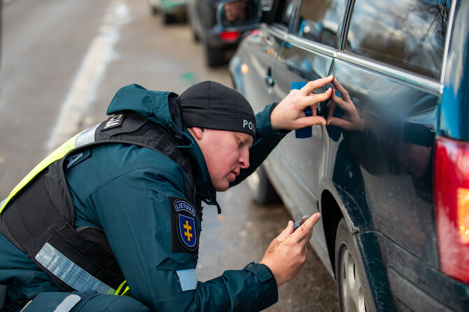Klaipėdos apskrities VPK nuotr./Pareigūnai tikrino padangų protektorių gylį