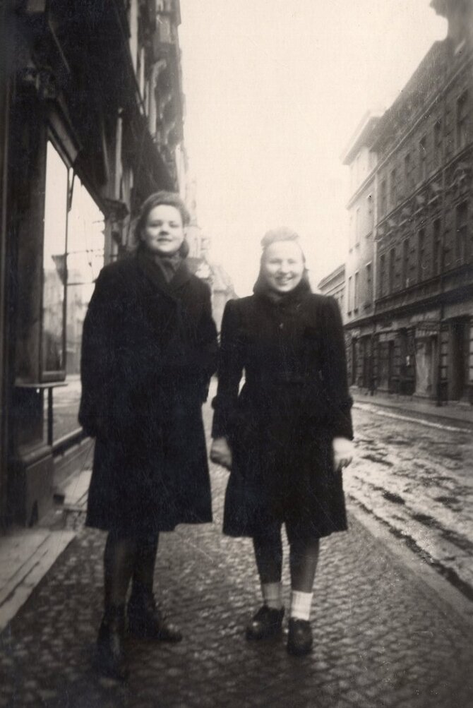  Šidlauskų šeimos nuotr./Šarlota Rudytė (Charlotte Ruddies) (kairėje) su drauge Tilžėje, 1943 m. vasaris.