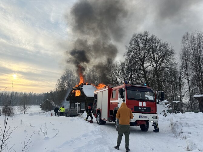 „Pakūtos“ nuotr./Gaisras Pakutuvėnuose, vienuolyno komplekse