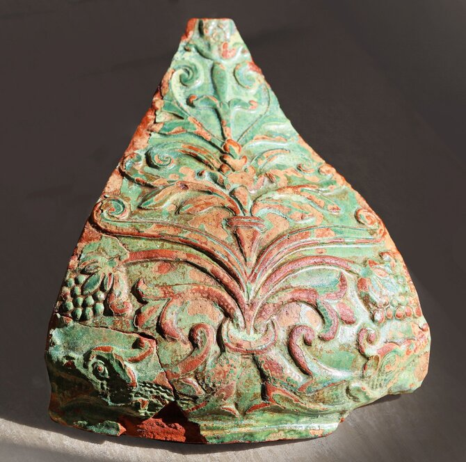 J. Mažeikaitės nuotr./Karūninis koklis, XVI a. pab. - XVII a. vid. Rastas archeologinių tyrimų metu Naujojoje uosto g. 3, Klaipėdoje. 