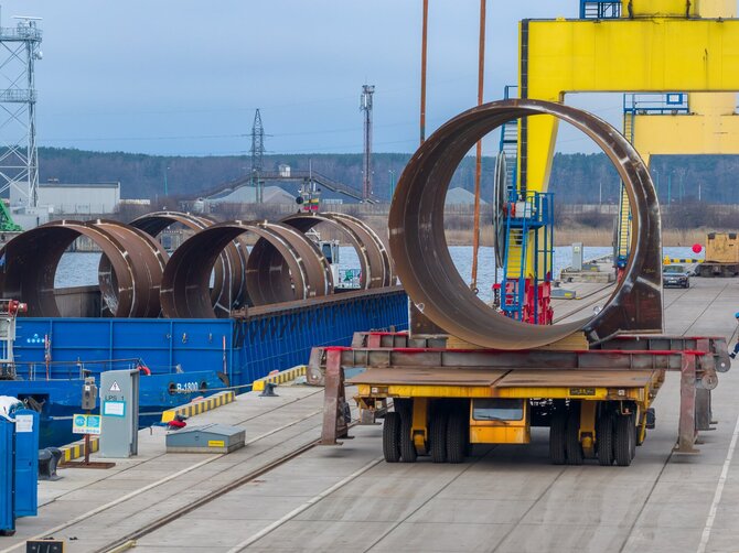 VLG nuotr./Iš Vakarų laivų gamyklos Nemunu išplukdyti vamzdyno segmentai.