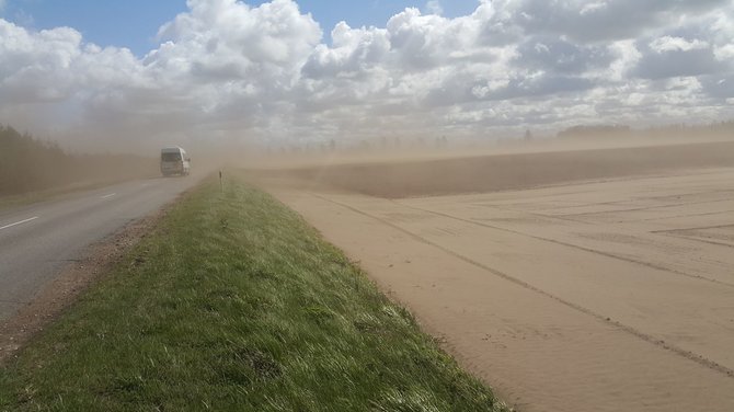 15min.lt nuotr./Vaizdas Stoniškiuose priminė smėlio audrą.