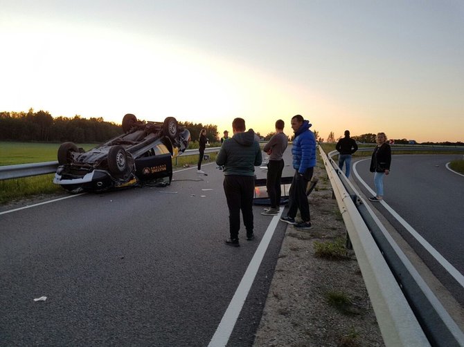 Sekmadienio vakarą kelyje Klaipėda-Palanga-Liepoja apsivertė muitininkų automobilis