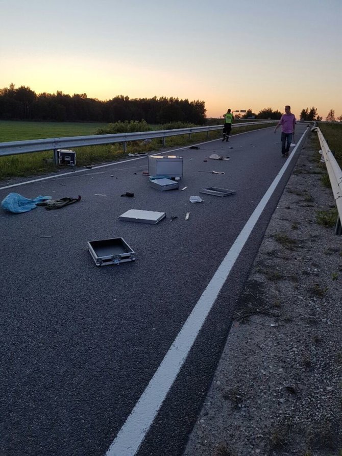 Sekmadienio vakarą kelyje Klaipėda-Palanga-Liepoja apsivertė muitininkų automobilis