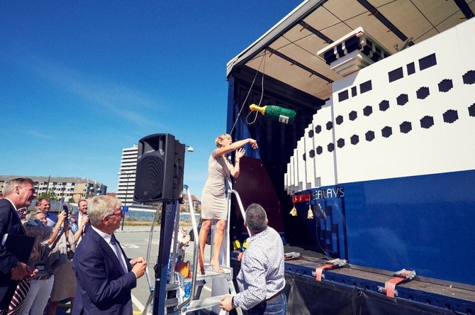 DFDS nuotr./Kopenhagoje laivui suteiktas vardas „Jubilee Seaways“. Tradiciškai į bortą mestas butelis, tik šį kartą jis irgi buvo iš „Lego“ kaladėlių.