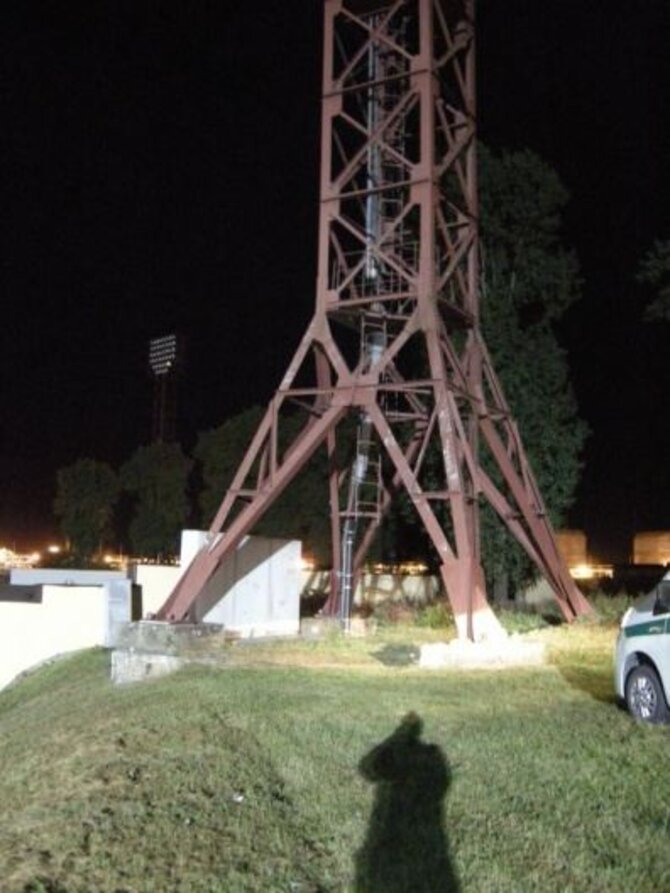 Klaipėdos apskrities VPK nuotr./Elektros stulpai prie Klaipėdos centrinio stadiono.