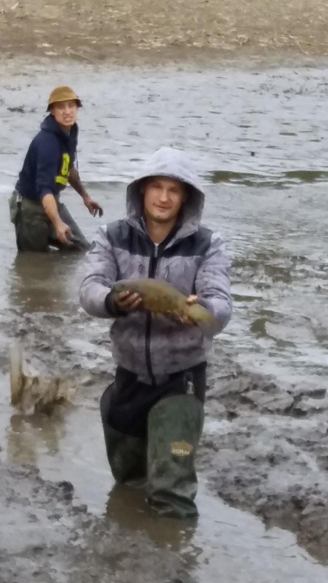 Klaipėdos rajono žvejų nuotr./Žvejai savanoriškai kelias valandas gelbėjo žuvis