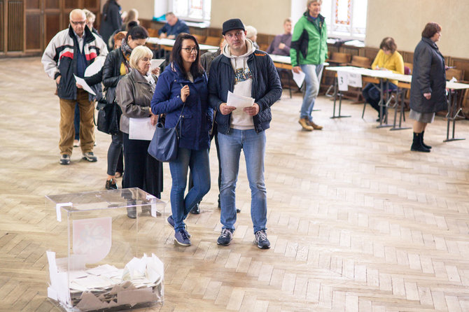 Tomo Pikturnos nuotr./Klaipėdiečiai balsuoja Seimo rinkimuose