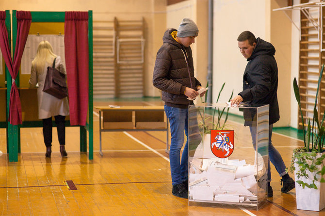 Tomo Pikturnos nuotr./Klaipėdiečiai balsuoja Seimo rinkimuose