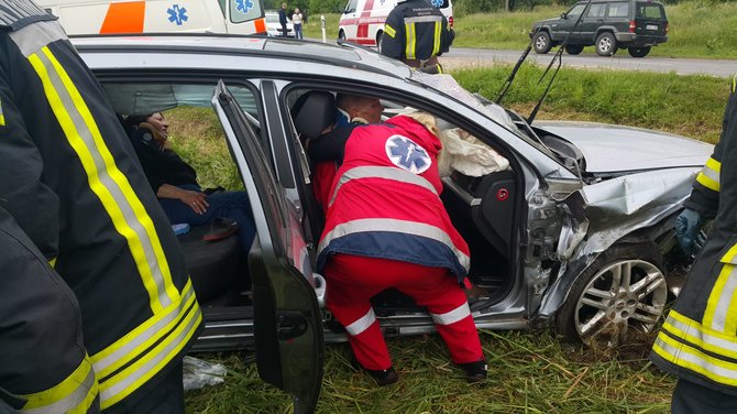 15min.lt nuotr./Gaidelių kaime nuo kelio nuvažiavo „Opel Vectra“ su penkiais žmonėmis.