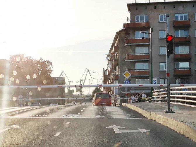 T.Andrijausko nuotr./Trečiadienio vakarą Pilies tiltas ėmė kilti ant jo stovint automobiliui.