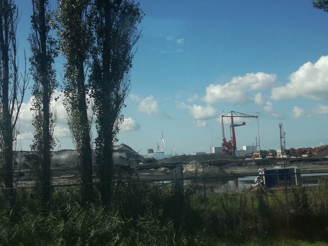 J. Andriejauskaitės / 15min nuotr./Roterdamo uoste terminalai aplinką saugo nuo krovinių dulkėtumo net ir įsikūrę toli nuo gyvenamųjų teritorijų.