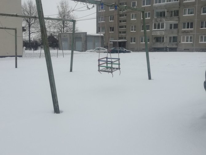 J. Andriejauskaitės / 15min nuotr./Dėl gausiai iškritusio sniego kiemai Klaipėdoje sunkiai pravažiuojami