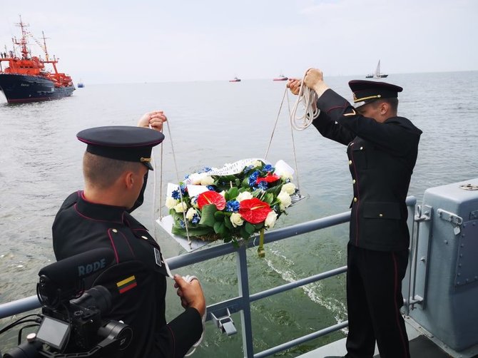 Orgnizatorių nuotr./Vainikų nuleidimo ceremonija