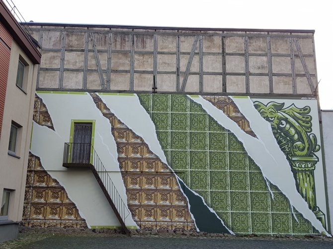 Diogo Machado kūrinys ant Klaipėdos Parodų rūmų sienos.
