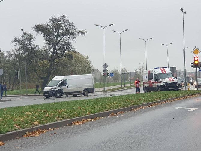 FB grupės "Reidas" nuotr./Avarija Klaipėdoje: susidūrė autobusiukas ir greitosios automobilis.