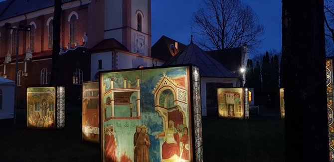 15min nuotr./Kretingos bažnyčios šventoriuje nušvito freskų instaliacija.