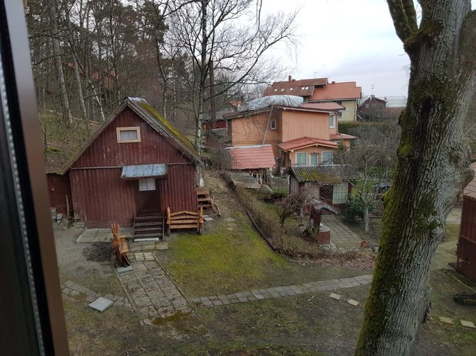 T.Pokoniečnaja nuotr./Juodkrantėje vėjas apgadino stogą.