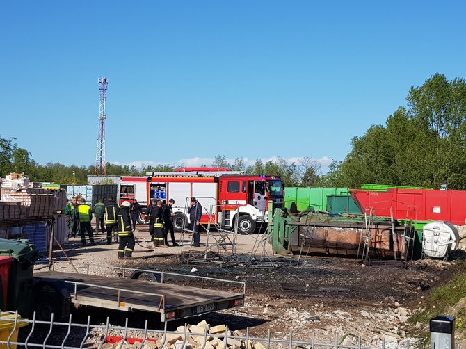 J. Andriejauskaitės / 15min nuotr./Gaisras antrinių žaliavų aikštelėje Klaipėdoje.