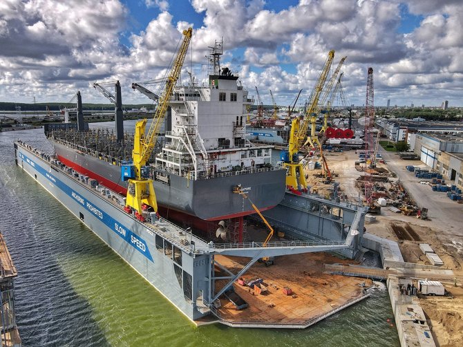 VLG nuotr./Pirmasis laivas, kurį priėmė VLG įmonių grupei priklausantis didžiausias Baltijos šalyse plaukiojantis dokas – 189 metrų ilgio ir 30,5 metrų pločio konteinervežis „Minerva“.