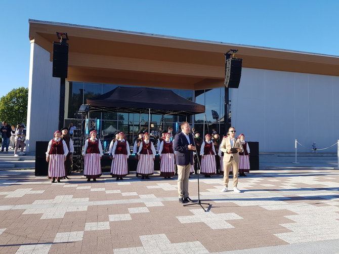 J. Andriejauskaitės / 15min nuotr./Šventojoje atidaryta rekonstruota aikštė.