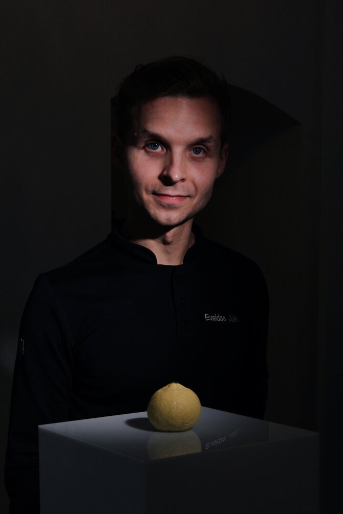 Cafe de Pacai nuotr./Evaldas Juška ir kūriniais tapę desertai 
