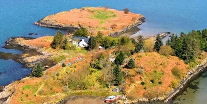 NT agentūros „Savills“ nuotr./Britų pora už 1,5 mln. eurų parduoda privačią salą su savo namais.