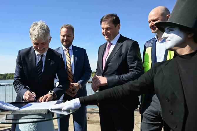 Uosto direkcijos nuotr./Iškilmingos ceremonijos, kurioje dalyvavo susisiekimo ministras Juras Taminskas, Uosto direkcijos generalinis direktorius Algis Latakas ir kiti garbingi svečiai, metu į būsimos krantinės pamatus įleista kapsulė su laišku ateities kartoms. 