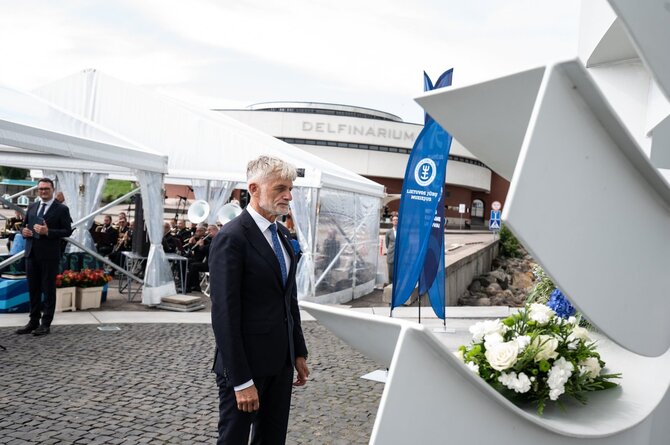 E.Sabaliauskaitės nuotr./Pagerbimo ceremonijos akimirkos: Uosto direkcijos vadovas Algis Latakas
