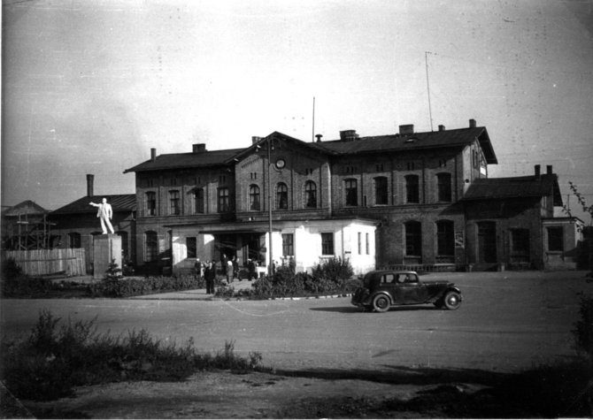 Bibliotekos nuotr./Gide galima rasti klaipėdiečio Stasio Jocio pasakojimą apie 1951-ų metų lapkričio 7-os dienos Lenino paminklo prie geležinkelio stoties atidengimą. 
