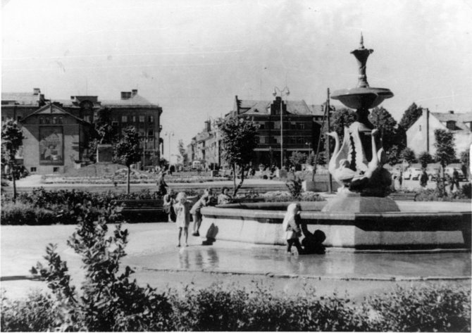 Bibliotekos nuotr./Apie 1963 m. Danės krantinėje, greta Biržos tilto, stovėjęs gulbių fontanas buvo mėgstama klaipėdiečių poilsio vieta.