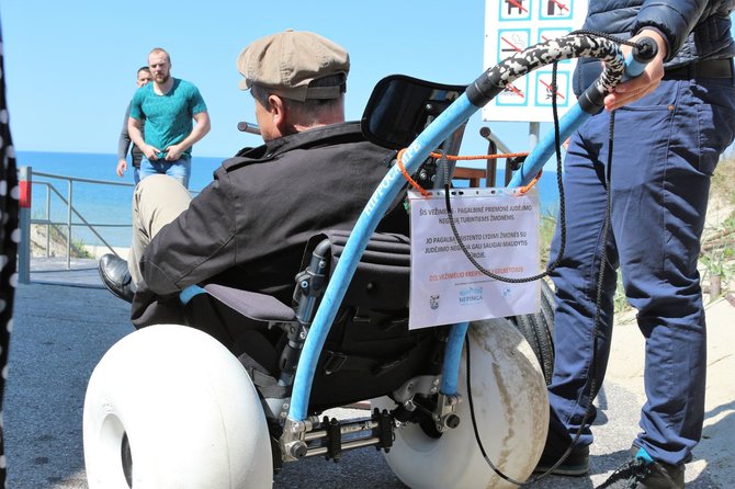 J.Andriejauskaitės/15min.lt nuotr./Centriniame paplūdimyje neįgalieji gali pasinaudoti specialiu įrenginiu, kuriuo galima pasiekti jūrą ir išsimaudyti.