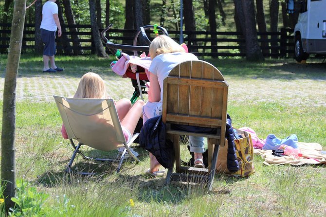 J.Andriejauskaitės/15min.lt nuotr./Nidos kempinge įkurdinta teniso aikštelė.