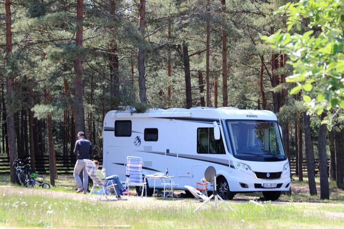 J.Andriejauskaitės/15min.lt nuotr./Nidos kempinge įkurdinta teniso aikštelė.