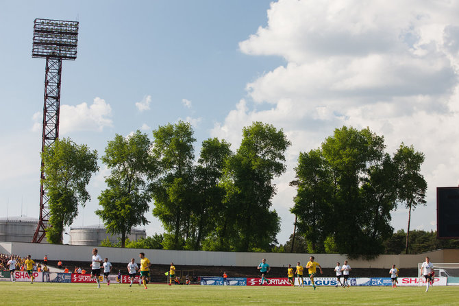 A.Venskaus/15min.lt nuotr./ Naujo futbolo stadiono statybos skendi migloje.