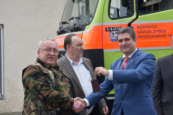 Neringos savivaldybės nuotr./Neringa įsigijo naują priešgaisrinį automobilį. 