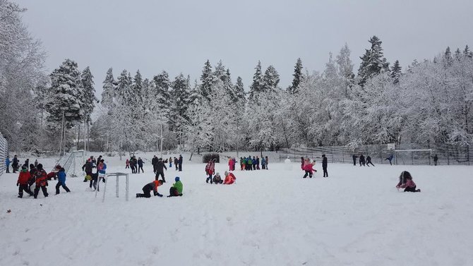 Pedagogių nuotr./Suomijos mokyklose vaikai per petraukas dūksta lauke.